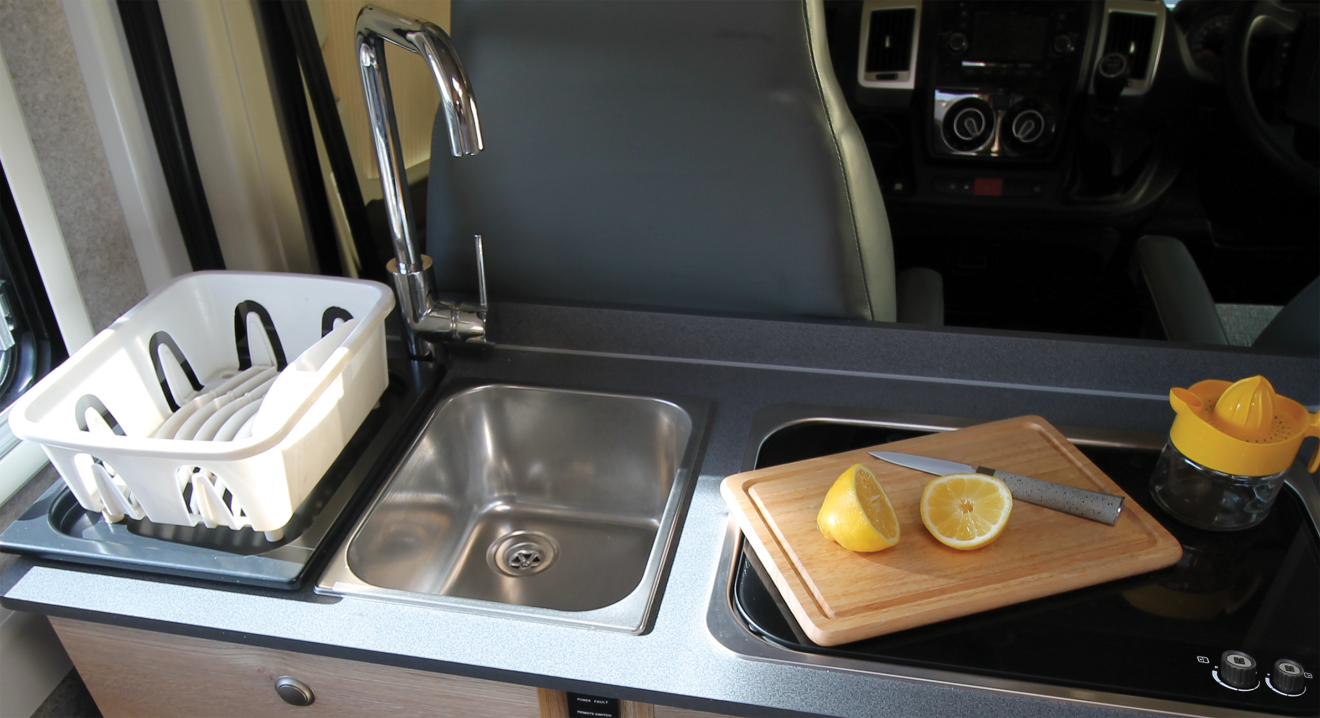 The worktop including sink and induction hob of the VIBE.